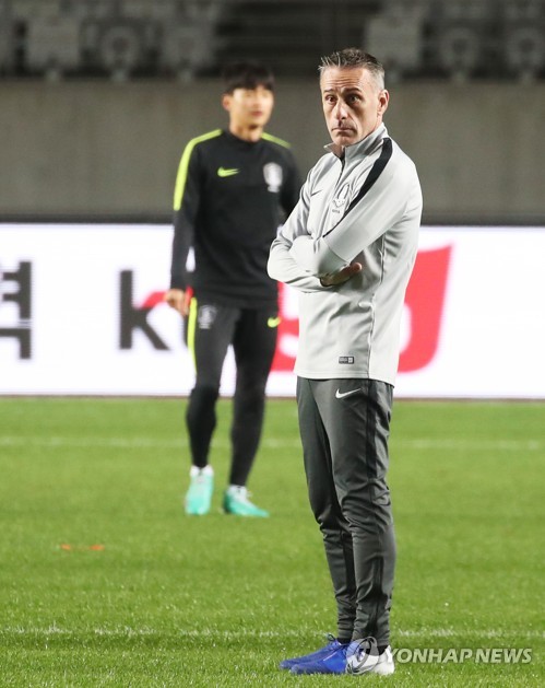 훈련 지켜보는 벤투 감독(화성=연합뉴스) 홍기원 기자 = 2022 카타르 월드컵 아시아 2차예선 스리랑카전을 앞둔 축구 국가대표팀 벤투 감독이 9일 오후 경기도 화성시 향남읍 화성종합경기타운 주경기장에서 훈련을 지켜보고 있다. 2019.10.9 xanadu@yna.co.kr