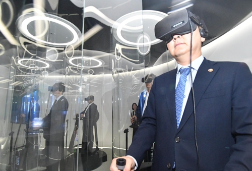 구윤철 기획재정부 2차관구윤철 기획재정부 2차관이 10일 서울 중구 SKT 티움 미래관을 방문해 실감콘텐츠를 체험하고 있다. [기획재정부 제공]