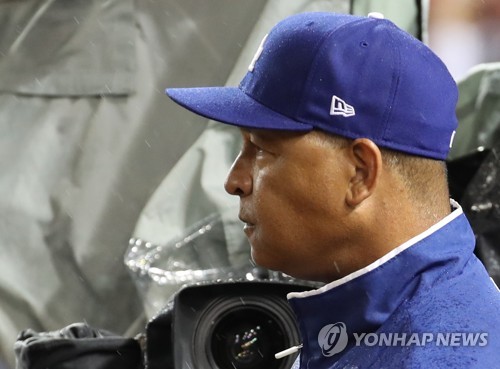 로버츠 감독(워싱턴=연합뉴스) 서명곤 기자 = 7일(현지시간) 오후 워싱턴 D.C. 내셔널스파크에서 열린 미국프로야구 메이저리그(MLB) 내셔널리그 디비전시리즈 4차전 로스앤젤레스 다저스와 워싱턴 내셔널스의 경기. 다저스 로버츠 감독이 경기를 지켜보고 있다. 2019.10.8 seephoto@yna.co.kr