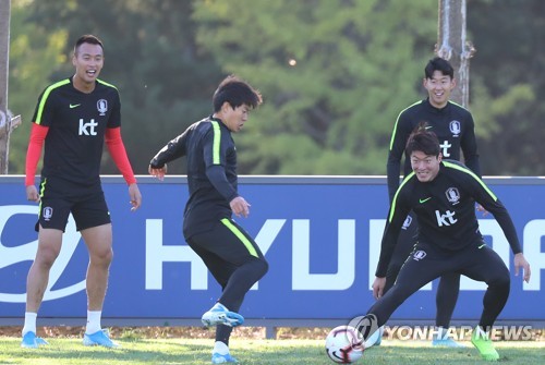 훈련은 즐겁게(파주=연합뉴스) 이정훈 기자 = 축구 국가대표팀 손흥민과 황의조, 김신욱, 권창훈이 8일 오후 파주 NFC에서 훈련하고 있다.
    대표팀은 10일 스리랑카와 월드컵 2차 예선 2차전 홈경기를 치른 뒤 15일 북한과 3차전 원정 경기를 벌인다. 2019.10.8 uwg806@yna.co.kr