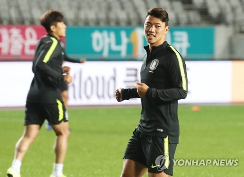 훈련하는 황희찬(화성=연합뉴스) 홍기원 기자 = 2022 카타르 월드컵 아시아 2차예선 스리랑카전을 앞둔 축구 국가대표팀 황희찬이 9일 오후 경기도 화성시 향남읍 화성종합경기타운 주경기장에서 훈련을 하고 있다. 2019.10.9 xanadu@yna.co.kr