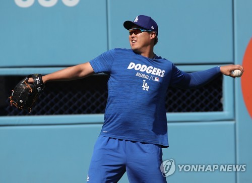 훈련 활짝(로스앤젤레스=연합뉴스) 서명곤 기자 = 9일(현지시간) 오후 로스앤젤레스 다저스타디움에서 열린 미국프로야구 메이저리그(MLB) 내셔널리그 디비전시리즈 5차전 LA 다저스와 워싱턴 내셔널스의 경기. 류현진이 경기 시작 전 몸을 풀고 있다. 2019.10.10 seephoto@yna.co.kr