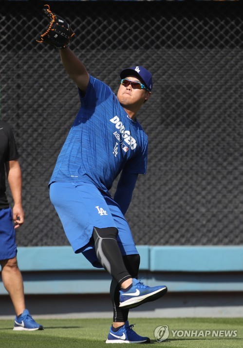 5차전 불펜(?) 챔피언십 1차전 선발(?)(로스앤젤레스=연합뉴스) 서명곤 기자 = 9일(현지시간) 오후 로스앤젤레스 다저스타디움에서 열린 미국프로야구 메이저리그(MLB) 내셔널리그 디비전시리즈 5차전 LA 다저스와 워싱턴 내셔널스의 경기. 류현진이 경기 시작 전 몸을 풀고 있다.  2019.10.10 seephoto@yna.co.kr