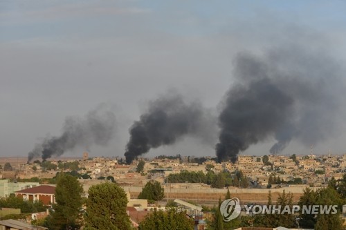 터키군 공격 받은 시리아 국경도시(이스탄불 로이터=연합뉴스) 9일(현지시간) 터키군의 공격을 받은 시리아 북동부 도시 라스 알-아인에서 검은 연기가 솟아오르고 있다. 터키군은 이날 쿠르드족이 장악한 시리아 북동부를 향해 군사작전을 개시했다. leekm@yna.co.kr