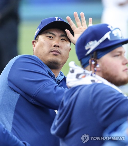 지인과 인사하는 류현진(로스앤젤레스=연합뉴스) 서명곤 기자 = 9일(현지 시간) 오후 로스앤젤레스 다저스타디움에서 열린 미국프로야구 메이저리그(MLB) 내셔널리그 디비전시리즈 5차전 워싱턴 내셔널스와의 경기에 앞서 류현진이 더그아웃에서 지인과 인사하고 있다. 2019.10.10 seephoto@yna.co.kr