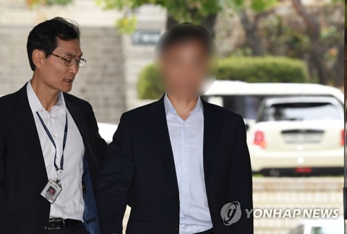 영장심사 출석하는 '버닝썬 의혹' 윤 총경(서울=연합뉴스) 이지은 기자 = 버닝썬 사건에서 이른바 '경찰총장'으로 불리며 사건 연루 단서가 드러난 윤모 총경이 특정범죄가중처벌법상 알선수재와 자본시장법 위반 등의 혐의로 10일 오전 서울 서초구 서울중앙지방법원에서 열리는 영장실질심사에 출석하고 있다. jieunlee@yna.co.kr