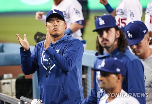 뷸러 호투에 손뼉 치는 류현진(로스앤젤레스=연합뉴스) 서명곤 기자 = 9일(현지 시간) 오후 로스앤젤레스 다저스타디움에서 열린 미국프로야구 메이저리그(MLB) 내셔널리그 디비전시리즈 5차전 워싱턴 내셔널스와의 경기에서 다저스 선발 워커 뷸러가 6회 초 위기를 삼진으로 마무리하자 류현진이 손뼉 치고 있다. 2019.10.10 seephoto@yna.co.kr