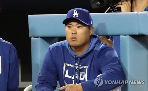 굳은 표정의 류현진(로스앤젤레스=연합뉴스) 서명곤 기자 = 9일(현지시간) 오후 로스앤젤레스 다저스타디움에서 열린 미국프로야구 메이저리그(MLB) 내셔널리그 디비전시리즈 5차전 워싱턴 내셔널스와의 10회초 연장 경기를 류현진이 지켜보고 있다. 2019.10.10 seephoto@yna.co.kr