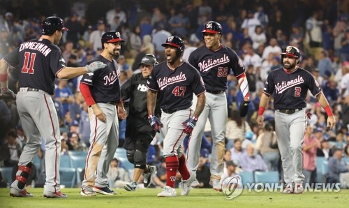 포효하는 워싱턴 선수들(로스앤젤레스=연합뉴스) 서명곤 기자 = 9일(현지시간) 오후 로스앤젤레스 다저스타디움에서 열린 미국프로야구 메이저리그(MLB) 내셔널리그 디비전시리즈 5차전 워싱턴 내셔널스와의 10회초 연장 경기에서 워싱턴 하위 켄드릭이 홈런을 터뜨리자 워싱턴 선수들이 기뻐하고 있다. 2019.10.10 seephoto@yna.co.kr