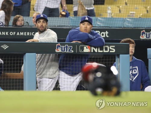 '이럴 수가'(로스앤젤레스=연합뉴스) 서명곤 기자 = 9일(현지 시간) 오후 로스앤젤레스 다저스타디움에서 열린 미국프로야구 메이저리그(MLB) 내셔널리그 디비전시리즈 5차전 LA 다저스와 워싱턴 내셔널스의 경기 류현진을 비롯한 다저스 선수들이 그라운드를 바라보고 있다. 7-3으로 승리한 워싱턴 내셔널스가 챔피언십시리즈에 진출했다. 2019.10.10 seephoto@yna.co.kr