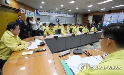 이낙연 총리, ASF방역 점검회의(세종=연합뉴스) 진성철 기자 = 이낙연 국무총리가 10일 세종시 정부세종청사 농림축산식품부 아프리카돼지열병 방역상황실에서 열린 범정부 점검회의에서 발언하고 있다. 2019.10.10 zjin@yna.co.kr