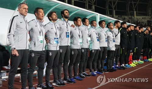 승리를 위하여(화성=연합뉴스) 홍기원 기자 = 10일 경기 화성종합경기타운 주 경기장에서 열린 2022년 카타르 월드컵 아시아지역 2차 예선 H조 2차전 한국 대 스리랑카 경기에서 한국 벤투 감독과 코치진이 국민의례를 하고 있다. 2019.10.10 xanadu@yna.co.kr