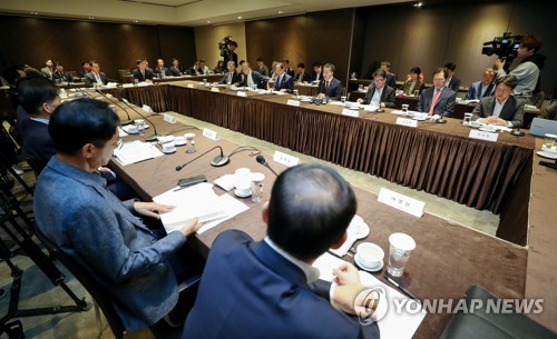 제7차 국민연금 기금운용위원회(서울=연합뉴스) 김도훈 기자 = 박능후 보건복지부 장관이 11일 오전 서울 중구 플라자호텔에서 열린 제7차 국민연금 기금운용위원회에 참석해 모두발언을 하고 있다. 2019.10.11 superdoo82@yna.co.kr