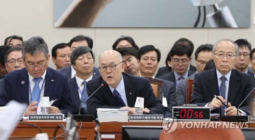 답변하는 이병권 원장(서울=연합뉴스) 이진욱 기자 = 이병권 한국과학기술연구원(KIST) 원장(가운데)이 11일 국회에서 열린 과학기술정보방송통신위원회 국정감사에 출석, 의원 질의에 답변하고 있다. 2019.10.11 cityboy@yna.co.kr