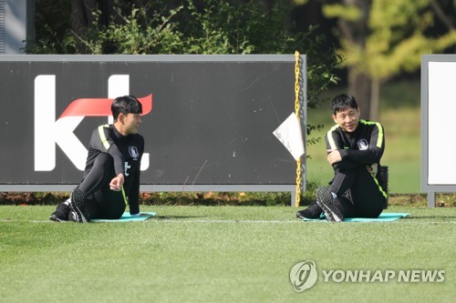 스트레칭하는 손흥민과 남태희(파주=연합뉴스) 임병식 기자 = 11일 경기도 파주시 축구대표팀트레이닝센터(NFC)에서 손흥민(왼쪽)과 남태희가 스트레칭으로 회복훈련을 하고 있다.
    대표팀은 전날 2022년 카타르 월드컵 아시아 2차 예선 H조 2차전 홈 경기에서 스리랑카를 8-0으로 대파했으며, 오는 15일 평양에서 북한과의 3차전 원정 경기를 치른다. 2019.10.11 andphotodo@yna.co.kr