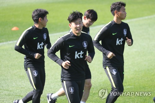 달리는 손흥민(파주=연합뉴스) 임병식 기자 = 11일 경기도 파주시 축구대표팀트레이닝센터(NFC)에서 손흥민(가운데) 등 대표팀 선수들이 회복훈련으로 달리기를 하고 있다.
    대표팀은 전날 2022년 카타르 월드컵 아시아 2차 예선 H조 2차전 홈 경기에서 스리랑카를 8-0으로 대파했으며, 오는 15일 평양에서 북한과의 3차전 원정 경기를 치른다. 2019.10.11 andphotodo@yna.co.kr