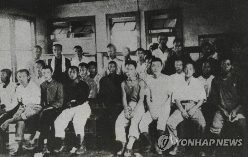 일본 탄광 강제징용 피해자 조선인들.[해외교포문제연구소 제공/연합뉴스 자료사진]