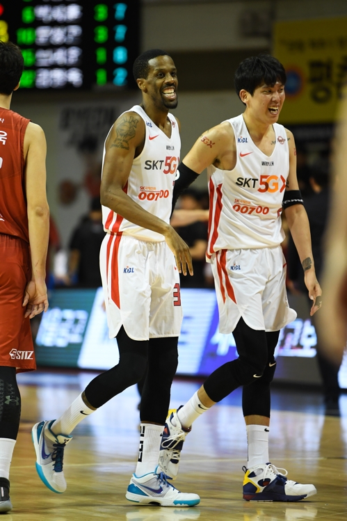 헤인즈(왼쪽)와 최준용[KBL 제공]