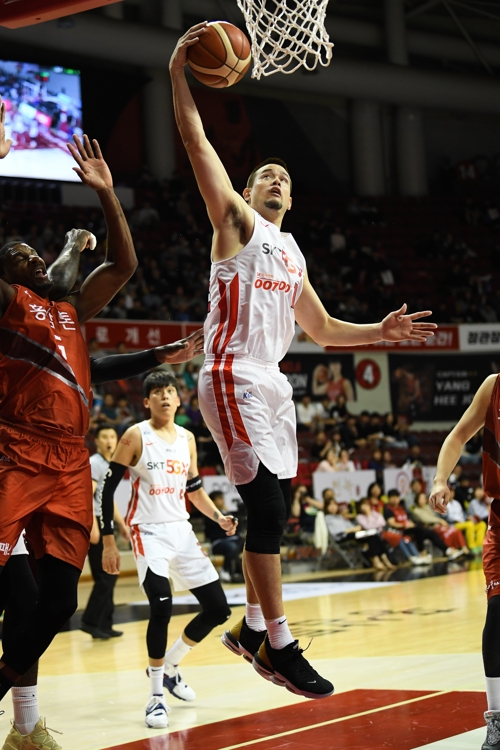 슛하는 김민수[KBL 제공]
