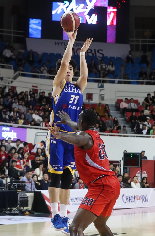 슛하는 삼성 김준일.[KBL 제공]