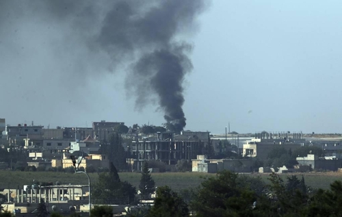 터키군의 공격으로 불타는 시리아 북동부의 쿠르드 도시 [타스=연합뉴스]