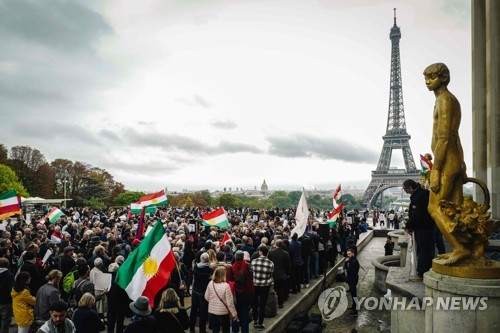 프랑스의 터키 군사작전 규탄 집회에서 쿠르드족 깃발을 들고 있는 시위대[AFP=연합뉴스]