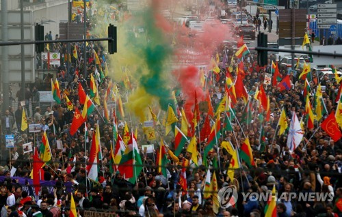 독일 쾰른의 집회에서 쿠르드 깃발을 들고 있는 시위대[로이터=연합뉴스]