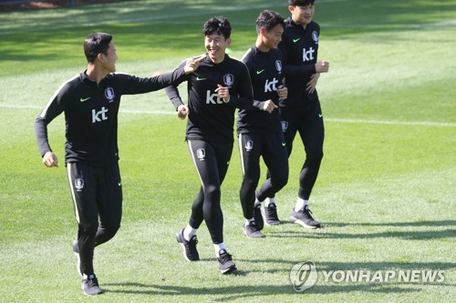 활짝 웃는 손흥민(파주=연합뉴스) 임병식 기자 = 11일 경기도 파주시 축구대표팀트레이닝센터(NFC)에서 손흥민(왼쪽 두번째) 등 대표팀 선수들이 회복훈련으로 달리기를 하고 있다.
    대표팀은 전날 2022년 카타르 월드컵 아시아 2차 예선 H조 2차전 홈 경기에서 스리랑카를 8-0으로 대파했으며, 오는 15일 평양에서 북한과의 3차전 원정 경기를 치른다. 2019.10.11 andphotodo@yna.co.kr