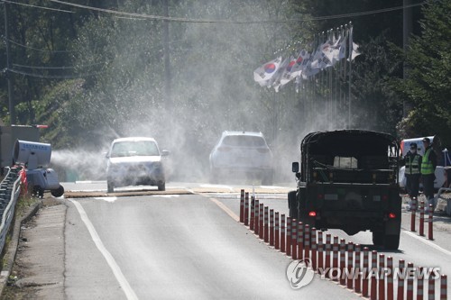 지난 11일 경기·강원 경계 연천군 '돼지열병 방역'[연합뉴스 자료사진]