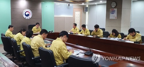 조명래 환경부장관, 아프리카돼지열병 긴급대책회의 소집(서울=연합뉴스) 조명래 환경부장관이 12일 오후 정부세종청사 환경부 종합상황실에서 철원, 연천 민통선 이북지역의 멧돼지 폐사체에서 아프리카돼지열병 바이러스가 검출됨에 따라, 환경부 대응상황을 점검하고 추진대책을 논의하고 있다.  2019.10.12  [환경부 제공. 재판매 및 DB금지] jjaeck9@yna.co.kr