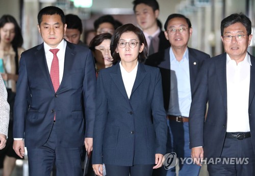 회의회해 이동하는 나경원 원내대표(서울=연합뉴스) 김주형 기자 = 자유한국당 나경원 원내대표(가운데)와 의원들이 13일 오후 국회에서 언론장악저지 및 KBS수신료 분리징수 특별위원회 회의를 위해 이동하고 있다. 2019.10.13 kjhpress@yna.co.kr