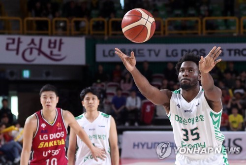 DB 오누아쿠 강백호(?) 자유투(창원=연합뉴스) 김동민 기자 = 13일 경남 창원시 의창구 창원체육관에서 열린 2019-2020 현대모비스 프로농구 창원 LG 세이커스와 원주 DB 프로미 경기. DB 오누아쿠가 농구 만화 슬램덩크에서 나와 강백호 자유투로 불리는 언더핸드 자유투를 던지고 있다. 2019.10.13 image@yna.co.kr