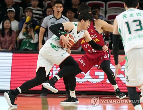 DB 김종규 '간다'(창원=연합뉴스) 김동민 기자 = 13일 경남 창원시 의창구 창원체육관에서 열린 2019-2020 현대모비스 프로농구 창원 LG 세이커스와 원주 DB 프로미 경기. DB 김종규가 드리블하고 있다. 2019.10.13 image@yna.co.kr