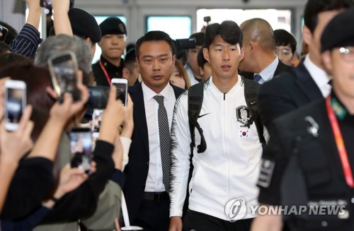 인천공항 도착한 손흥민(영종도=연합뉴스) 최재구 기자 = 김일성경기장에서 열리는 북한과의 카타르월드컵 예선을 위해 평양 원정길에 오르는 한국축구 대표팀의 손흥민이 13일 출국을 위해 인천국제공항으로 들어서고 있다. 2019.10.13 jjaeck9@yna.co.kr