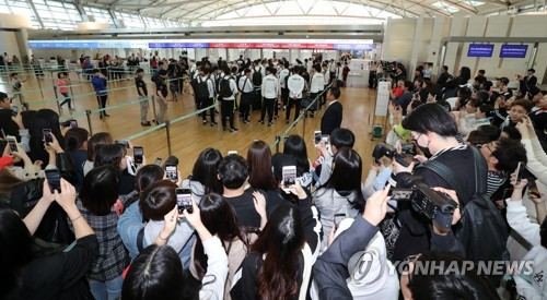 평양 원정 배웅나온 축구 팬들(영종도=연합뉴스) 최재구 기자 = 김일성경기장에서 열리는 북한과의 카타르월드컵 예선을 위해 평양 원정길에 오르는 한국축구 대표팀의 13일 출국을 위해 인천국제공항으로 들어서자 팬들이 주변을 감싸고 있다. 2019.10.13 jjaeck9@yna.co.kr
