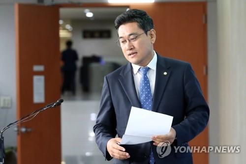 기자회견 입장하는 오신환
    (서울=연합뉴스) 김주형 기자 = 바른미래당 오신환 원내대표가 검찰개혁법안 우선 처리 추진과 관련한 기자회견을 위해 14일 오전 국회 정론관으로 들어서고 있다. 2019.10.14
    kjhpress@yna.co.kr
(끝)