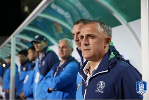 경기를 지켜보는 우즈베키스탄 드루로비치 감독[대한축구협회 제공]