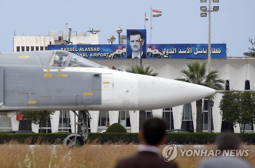 시리아 서부 흐메이밈 공군기지에 세워진 러 Su-24 전폭기     [EPA=연합뉴스 자료사진]