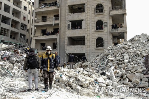 공습으로 파괴된 시리아 북서부 이들립의 한 거리     [EPA/YAHYA NEMAH