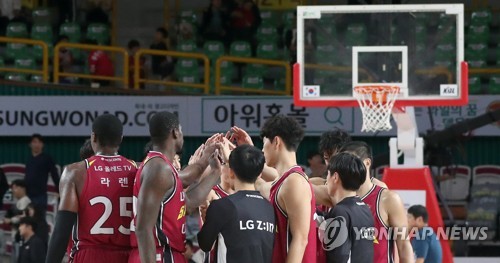 LG 개막 5연패(창원=연합뉴스) 김동민 기자 = 13일 경남 창원시 의창구 창원체육관에서 열린 2019-2020 현대모비스 프로농구 창원 LG 세이커스와 원주 DB 프로미 경기. DB에 패한 LG 선수들이 인사하고 있다. 2019.10.13 image@yna.co.kr