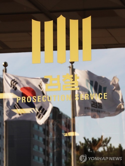 조국 사퇴 후에도 검찰 수사 계속(서울=연합뉴스) 이정훈 기자 = 14일 오후 서울 서초구 서울중앙지검에 게양된 검찰 깃발.
이날 조국 법무부 장관이 전격 사의를 표명했지만 조 장관 일가 의혹에 대한 검찰 수사는 예정대로 진행될 것으로 보인다. 2019.10.14 uwg806@yna.co.kr