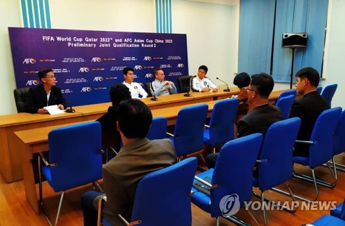 북한전 앞두고 기자회견하는 벤투 감독(서울=연합뉴스)  파울루 벤투 한국 축구대표팀 감독이 2022년 카타르 월드컵 아시아지역 2차 예선 3차전 북한과의 경기를 하루 앞두고 14일 평양 김일성경기장에서 기자회견을 하고 있다. 2019.10.14 [대한축구협회 제공. 재판매 및 DB금지] photo@yna.co.kr