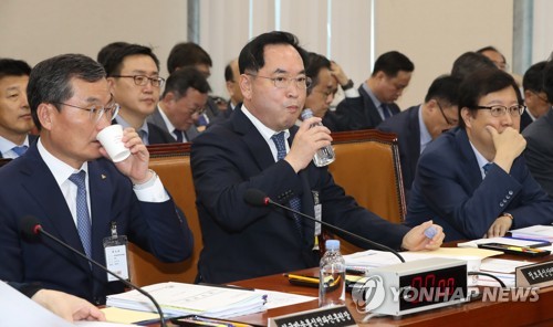 긴장된 표정의 과방위 피감기관장들(서울=연합뉴스) 하사헌 기자 = 서석진 한국방송통신전파진흥원 원장(왼쪽부터), 김창용 정보통신산업진흥원 원장, 김석환 한국인터넷진흥원 원장이 15일 국회에서 열린 과학기술정보방송통신위원회 국정감사에 출석해 감사 시작을 기다리고 있다. toadboy@yna.co.kr