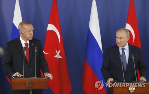 블라디미르 푸틴 러시아 대통령(오른쪽)과 레제프 타이이프 에르도안 터키 대통령이 지난 8월 27일(현지시간) 러시아 모스크바 동남쪽 도시 쥬콥스키에서 회담을 마친 후 공동기자회견을 하고 있다. [EPA=연합뉴스]