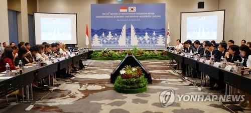 한·인니 제10차 CEPA 협상 개최 (서울=연합뉴스) 지난 8일 인도네시아 발리에서 열린 한국과 인도네시아의 포괄적 경제동반자 협정(CEPA) 제10차 공식 협상에서 양국 대표단이 논의하고 있다. 2019.10.9 [산업통상자원부 제공. 재판매 및 DB 금지]