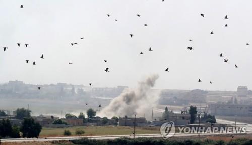 터키군 시리아 공격…연기 위로 날아가는 새들    (라스 알 에인 EPA=연합뉴스) 터키군이 시리아 북동부 쿠르드족 지역을 공격한 13일(현지시간) 시리아 라스 알 에인에서 폭격당한 목표물의 연기 위로 새들이 날아가고 있다.
    bulls@yna.co.kr
(끝)