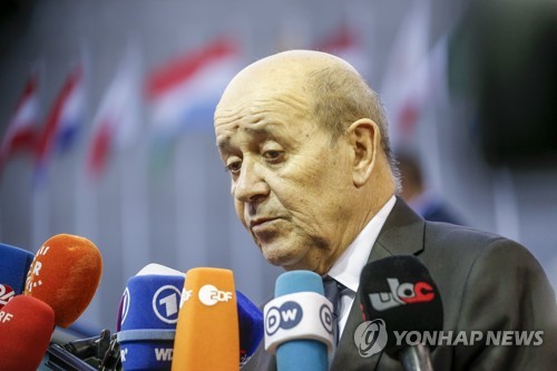 지난 14일 룩셈부르크의 한 외교 관련 행사에서 언론과 장이브 르드리앙 프랑스 외무장관이 회견하고 있다. [EPA=연합뉴스]