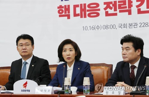 발언하는 나경원 원내대표(서울=연합뉴스) 이진욱 기자 = 자유한국당 나경원 원내대표가 16일 국회에서 열린 '北 SLBM 도발 관련 핵 대응 전략 간담회'에서 발언하고 있다. cityboy@yna.co.kr