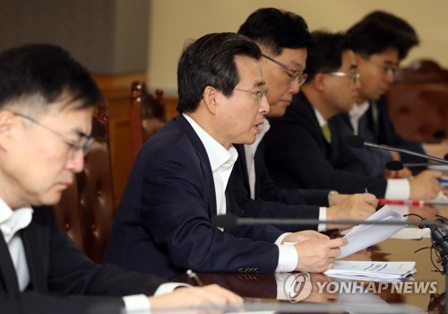 인사말 하는 김용범 차관(서울=연합뉴스) 정하종 기자 = 16일 오전 서울 중구 은행회관에서 열린 거시경제금융 회의에서 기획재정부 김용범 제1차관이 인사말을 하고 있다. 2019.10.16 chc@yna.co.kr