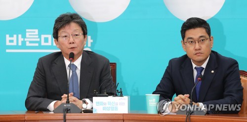 '변혁' 회의에서 발언하는 유승민(서울=연합뉴스) 김주형 기자 = 바른미래당 비당권파를 이끌고 있는 유승민 대표가 16일 오전 국회에서 변화와 혁신을 위한 비상행동 '변혁' 의원 비상회의에서 발언하고 있다. 오른쪽은 오신환 원내대표. kjhpress@yna.co.kr